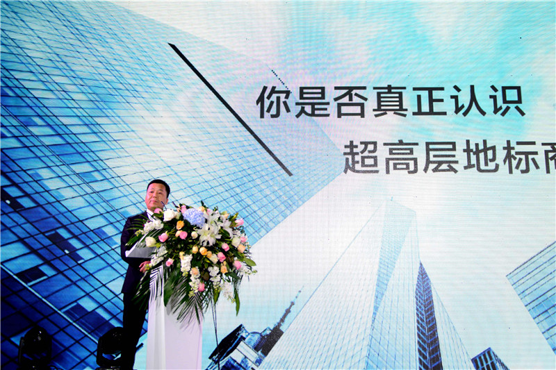 5--上海彼上咨詢公司總經理臧濤展示綠地天空之城規劃