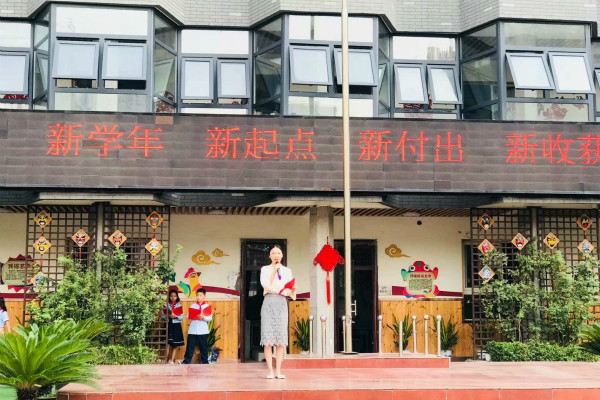 3青年教師代表李戎發言_meitu_3