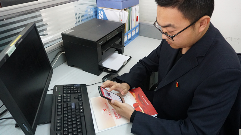 支部黨員高銳利用工作之余打開“學習強過”進行學習_副本