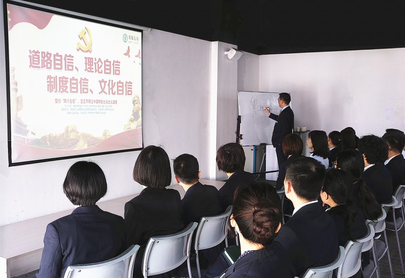 圖為黨課現場
