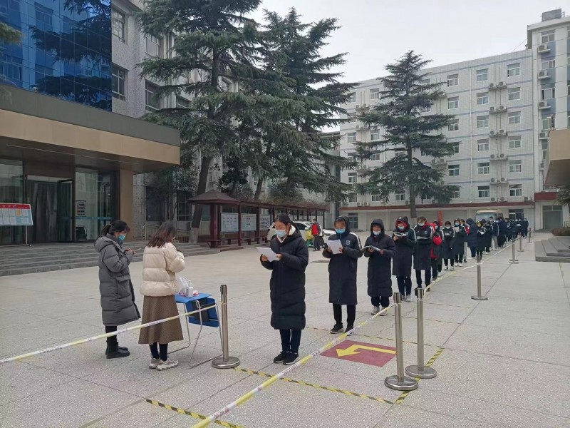 每一次組織學生進行校園核酸檢測時,大家都能做自覺做到核酸、學習兩不誤