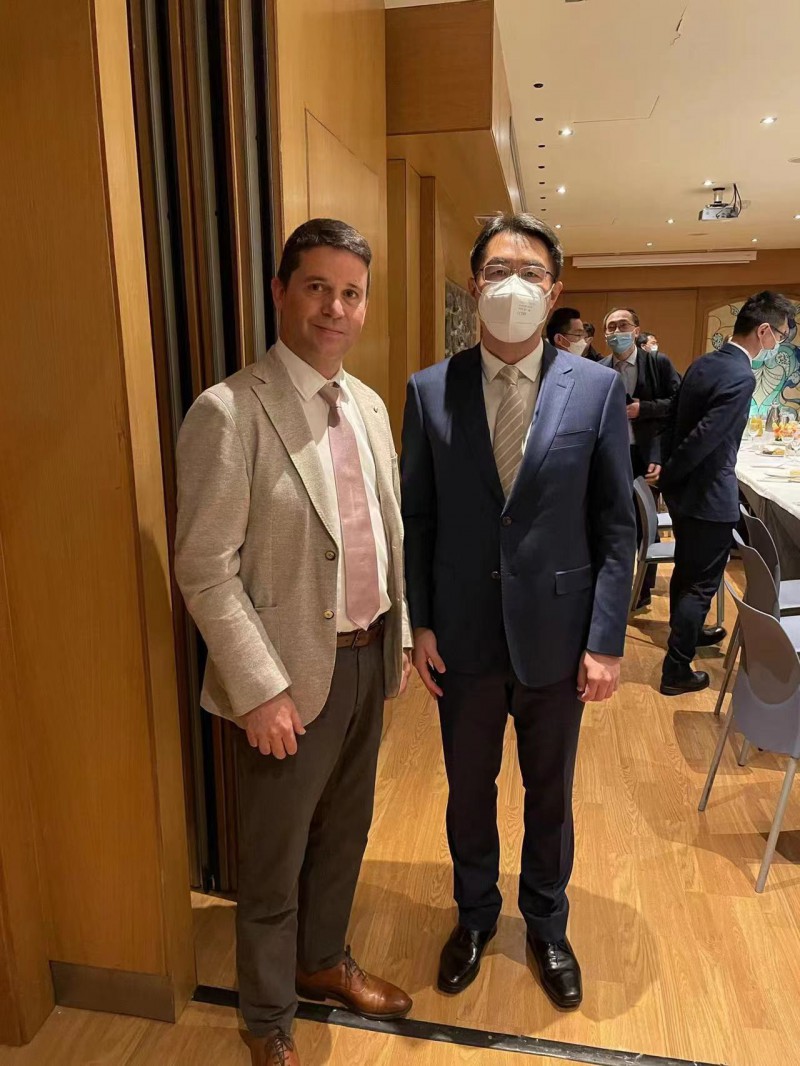 中國駐巴塞羅那總領(lǐng)事朱京陽和革樂美西班牙公司總經(jīng)理Gil Font