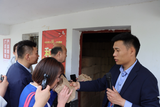 走進(jìn)蔡洪坊 探秘馥柔香——河南報(bào)業(yè)全媒體豫酒行走進(jìn)蔡洪坊酒業(yè)(4)907