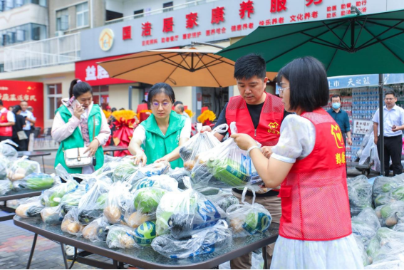 益勝興社區(qū)食堂暖人心 萬(wàn)斤蔬菜免費(fèi)送市民(改)(1)421