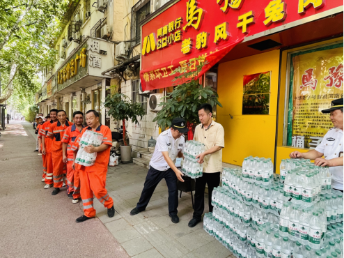 1_河南鄭州:夏日關愛環衛工人 酷暑為其送清涼(最新)301