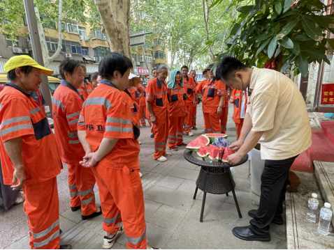 1_河南鄭州:夏日關愛環衛工人 酷暑為其送清涼(最新)423