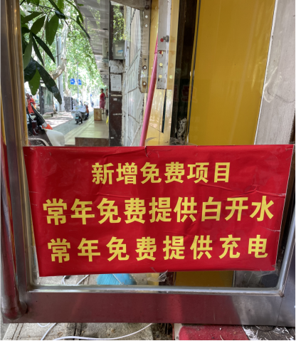 1_河南鄭州:夏日關愛環衛工人 酷暑為其送清涼(最新)1301