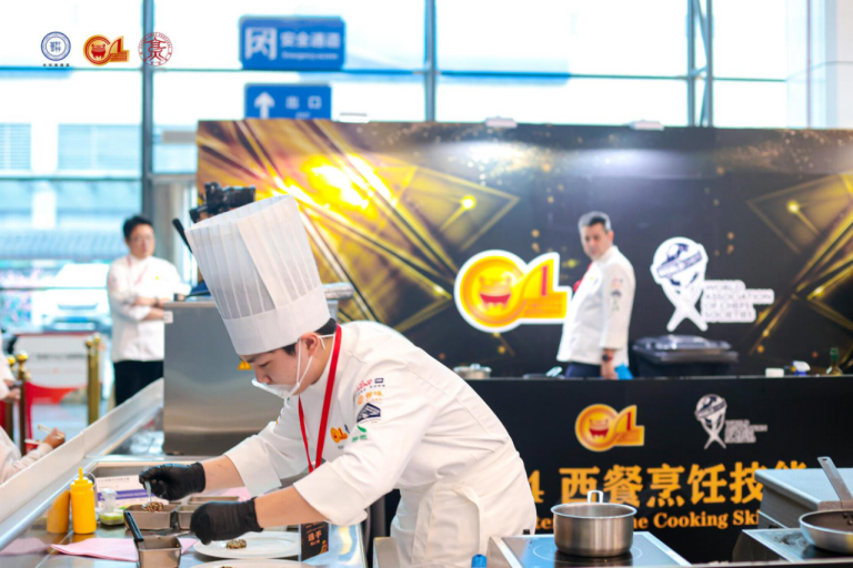 1_1_2024中國餐飲服務(wù)技能大賽,阿五榮獲“銀獎(jiǎng)”1239